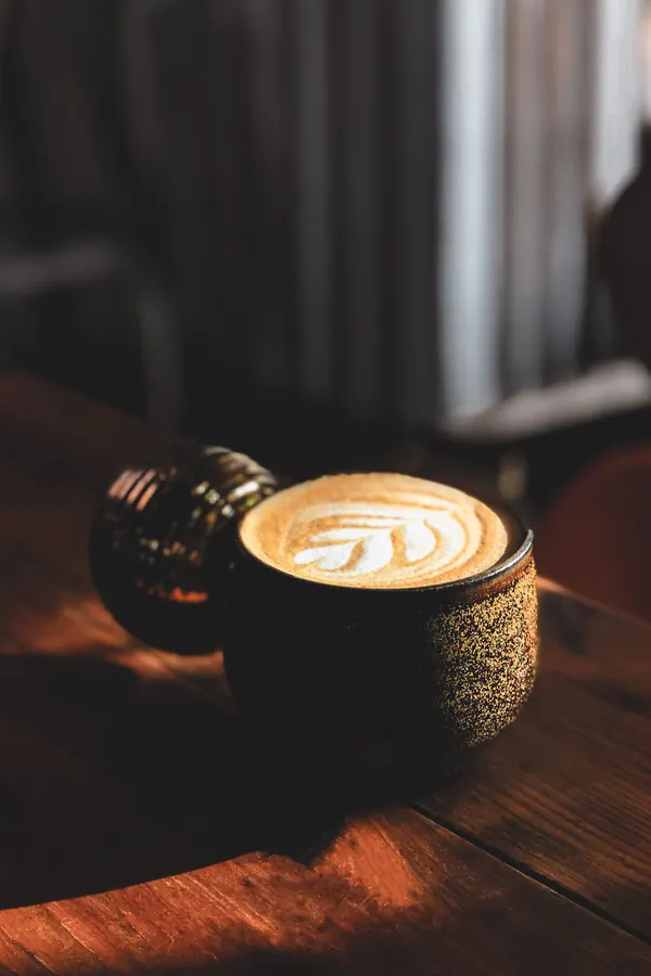 Latte con arte de leche en una taza de cerámica