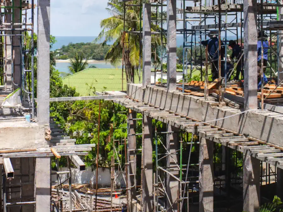 Estructura de hormigón en obra con andamios y trabajadores