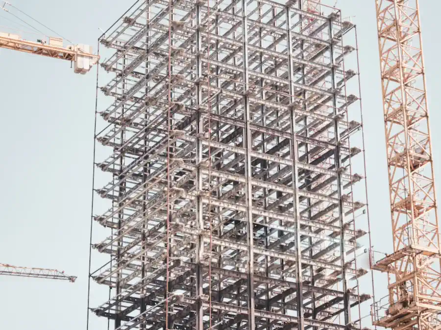 Estructura de acero de varios niveles junto a grúas torre