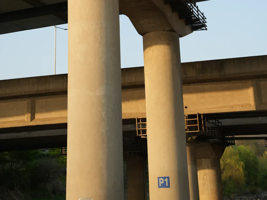 Pilas de hormigón que sostienen un viaducto